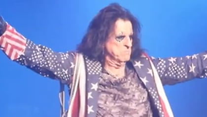 Watch ALICE COOPER Perform In Chattanooga
